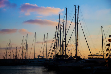 Silhouettes of yachts in a bay at sunset © ombre spagla