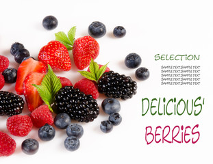 Brombeeren, Himbeeren auf weißem Hintergrund im querformat mit