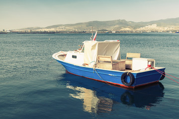 Obraz premium Old wooden pleasure boat anchored in Izmir bay