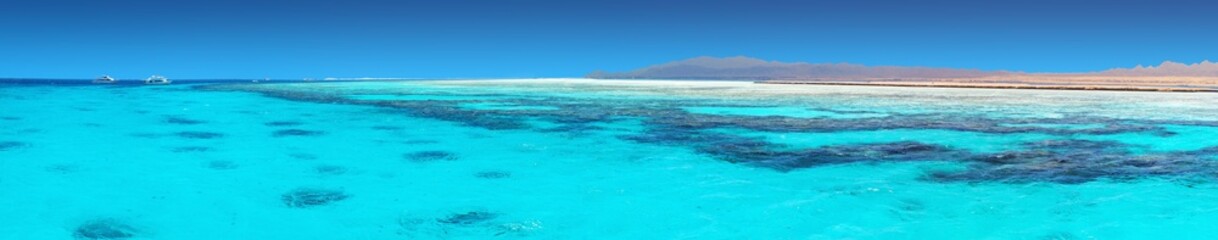 Fototapeta na wymiar Crystal clear blue coral water of a Red Sea