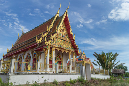 the ancient temple with sky background at Wat Khum Kaew