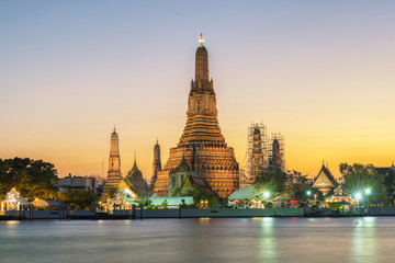 Obraz premium Night view of Wat Arun temple and Chao Phraya River, Bangkok, Th