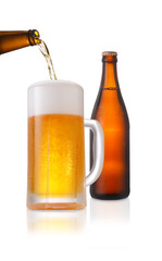 ビール/大ジョッキにビールを注いでいるシーン,シズルを表現しています。