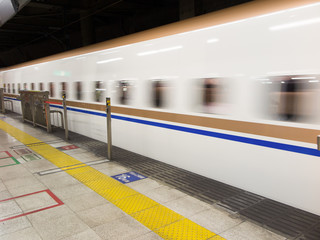 Naklejka premium 発車する新幹線