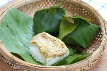 Sweet sticky rice with egg custard