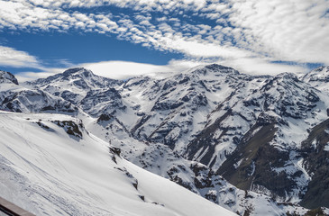 Fototapeta na wymiar Montanhas do Vale Nevado no Chile