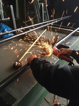 Taglio tubo mola scintille cantiere