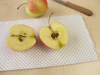 Braun gewordene Apfelhälften