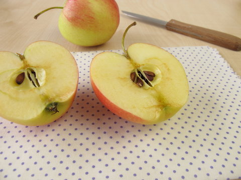 Braun gewordene Apfelhälften