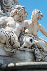 Skulptur beim Pallas Athena Brunnen in Wien