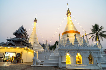 Fototapeta na wymiar White pagoda in Wat Phra That Doi Gongmu landmark of Maehongson