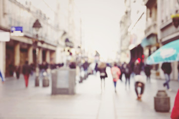 Obraz premium abstract blurred background of people walking in city center