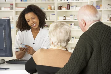 Photo sur Plexiglas Pharmacie Pharmacien en pharmacie avec couple de personnes âgées