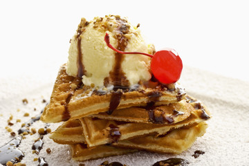 Herz Waffeln mit Vanilleeis, Cocktailkirsche, Schokosauce mit Kokant