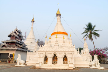 Fototapeta na wymiar White pagoda in Wat Phra That Doi Gongmu landmark of Maehongson