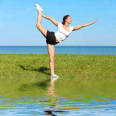 Obraz premium Beautiful Yoga woman Practicing Yoga