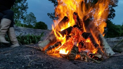 Am Lagerfeuer sitzen