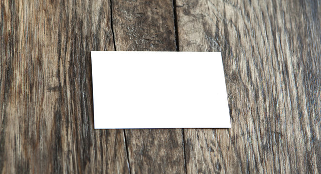 carton blanc espace texte sur fond de bois