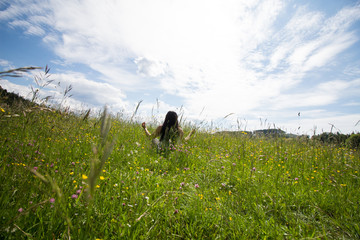 Frau meditiert in der Natur