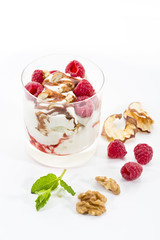 Dessert im Glas, Quark, Yoghurt, getrocknete Äpfel, Himbeeren, Mandelsplitter