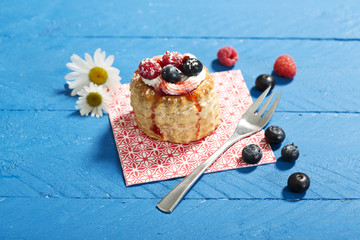Blätterteig-Törtchen mit Vanilleeis und Sahne, garniert mit Himbeeren und Heidelbeeren