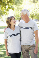 Naklejka premium Senior Couple Working As Part Of Volunteer Group