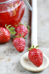 Konfitüre mit Erdbeeren und Rhabarber