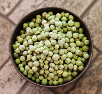 fresh frozen peas in bowl
