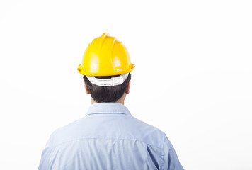 Ingegnere della sicurezza con casco giallo di spalle su sfondo bianco