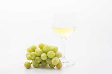 White wine and grapes