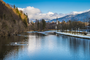 Isar mit Blick auf Bad Tölz und die Alpen im WInter