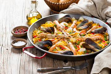  Spanish seafood paella - obrazy, fototapety, plakaty