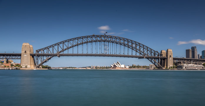Sydney Harbour Bridge am Tag bei Langzeitbelichtung
