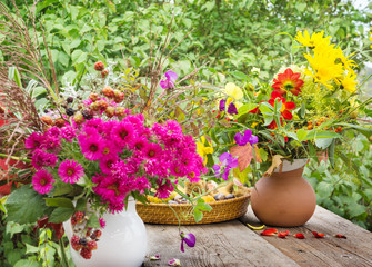 Herbstblumen, Herbstdekoration auf der Terrasse