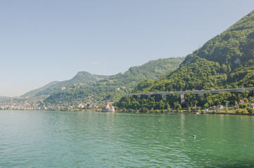 Fototapeta premium Montreux, Stadt, Genfersee, Seeufer, Lac Léman, Schloss, Seerundfahrt, Ausflugsschiffe, Weinberge, Autobahn, Sommer, Waadt, Schweiz