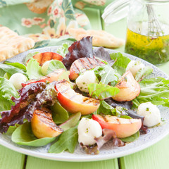 Frischer Salat mit gegrillten Pfirsichen