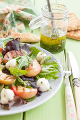 Frischer Salat mit gegrillten Pfirsichen