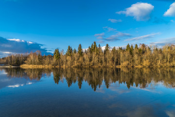 Wolkenmeer spiegelt sich in der Isar bei Bad Tölz