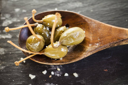 Kapernbeeren auf Holzl&ouml;ffel