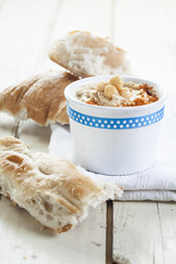 Hummus im Schälchen, Holzlöffel, Fladenbrot, Nahaufnahme