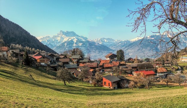 PANEX village pittoresque de montagne en suisse avec toile de fond les dents du midi