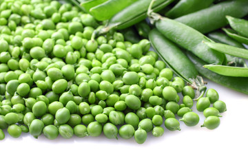 Fototapeta na wymiar fresh green peas isolated on a white background