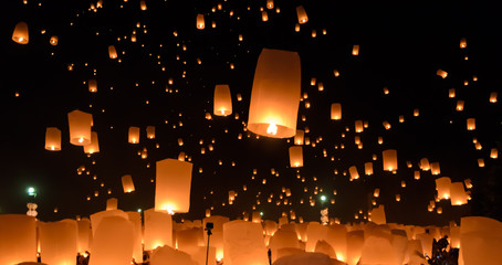 Naklejka premium Sky lanterns festival or Yi Peng festival in Chiang Mai, Thailan