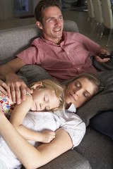 Obraz premium Family On Sofa Watching TV