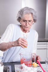 Aktive Seniorin presst Zitronen