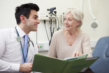 Obraz premium Consultant Discussing Test Results With Patient