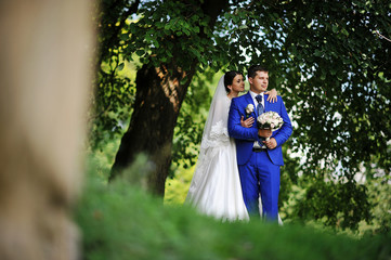 wedding couple under tree