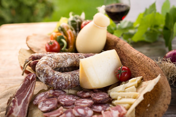 Vassoio di cibo tipico della Sardegna