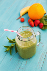 grüner Smoothie von Banane, Apfelsine, Erdbeere, Spinat und Minze