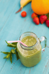 grüner Smoothie von Banane, Apfelsine, Erdbeere, Spinat und Minze